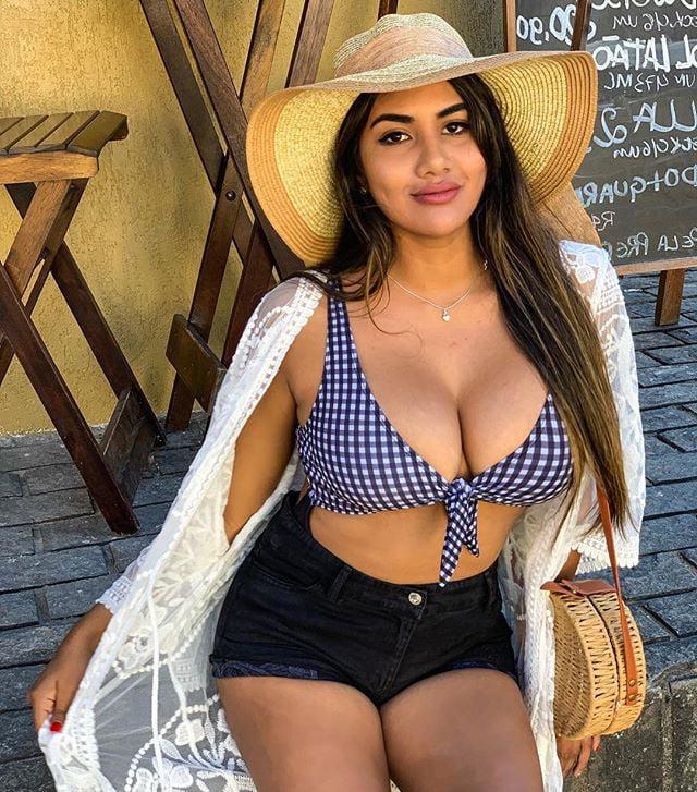 25P Big boobs Latina