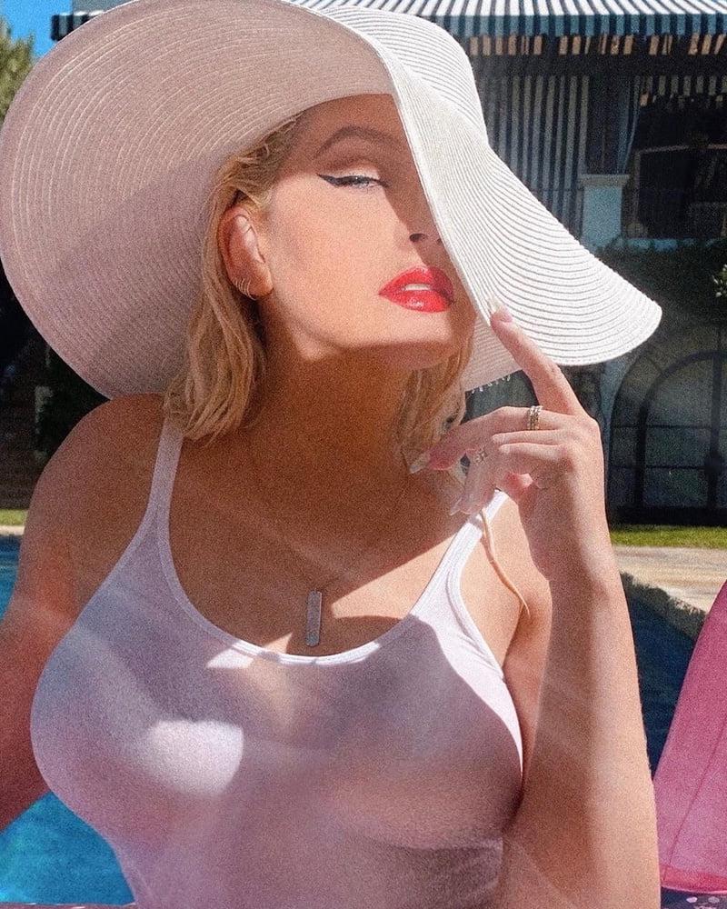 5P Sexy Christina Aguilera's Big MILF Boobs - IG Aug 10th