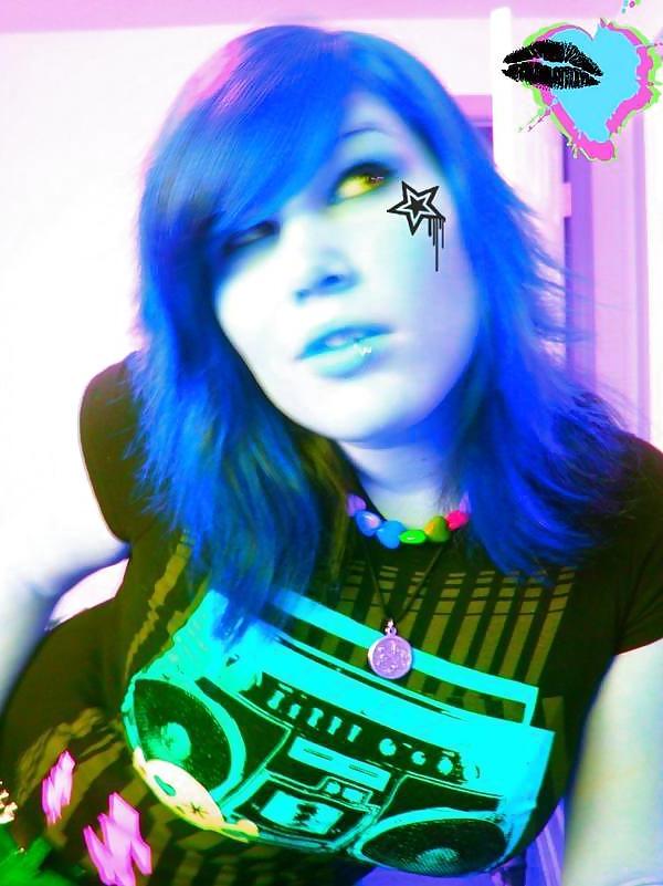25P TWO HOT EMO GIRLS