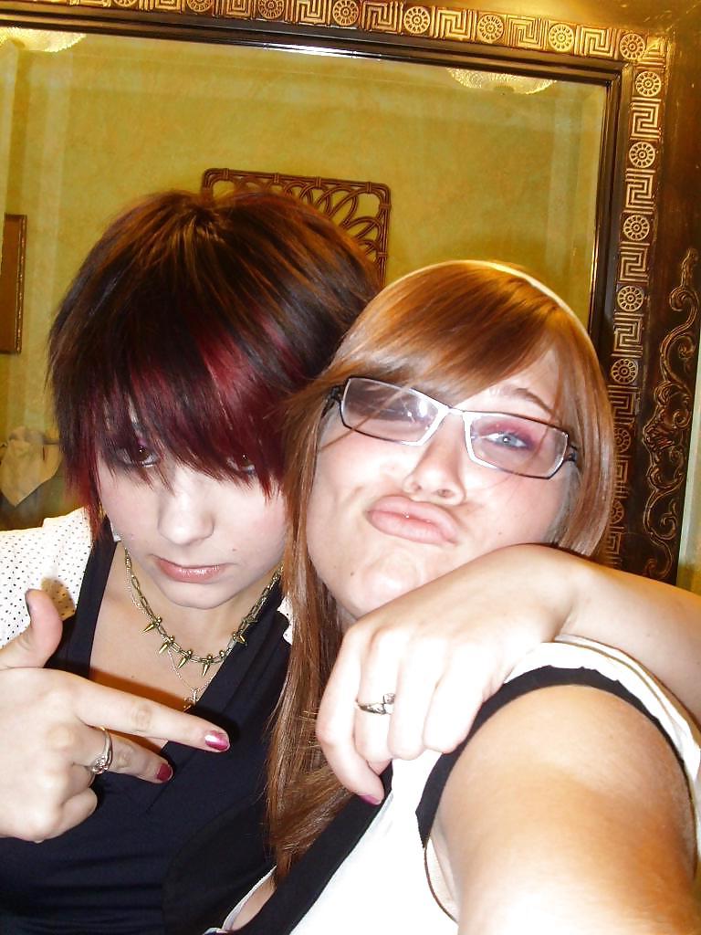 25P TWO HOT EMO GIRLS
