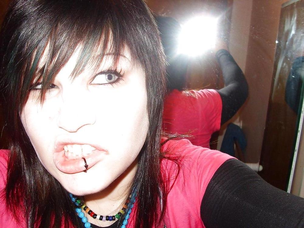 25P TWO HOT EMO GIRLS