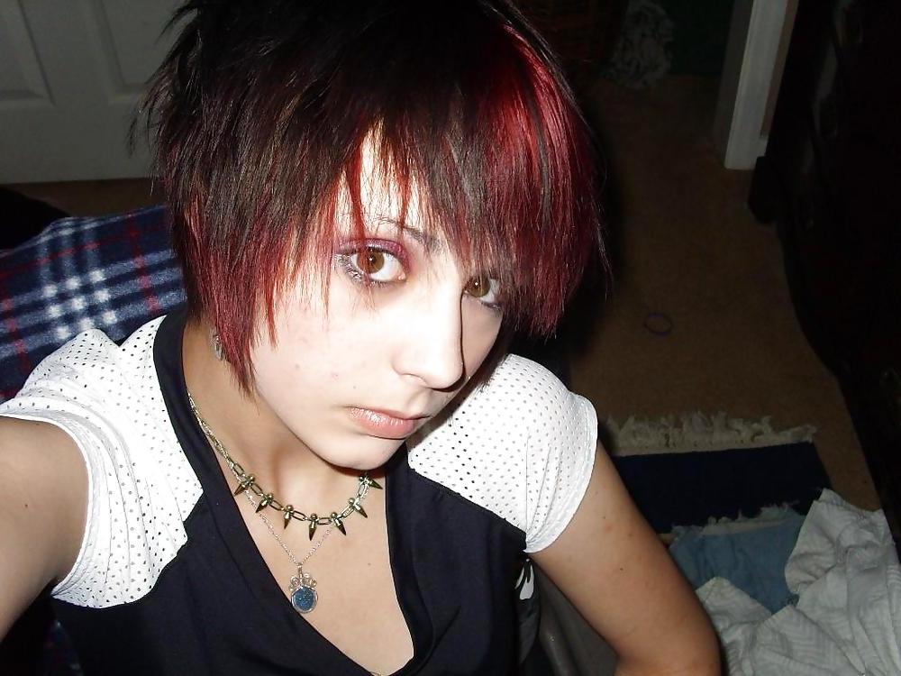25P TWO HOT EMO GIRLS