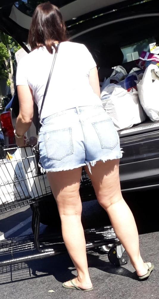 14P Sexy Milf Candid Booty Legs Feet