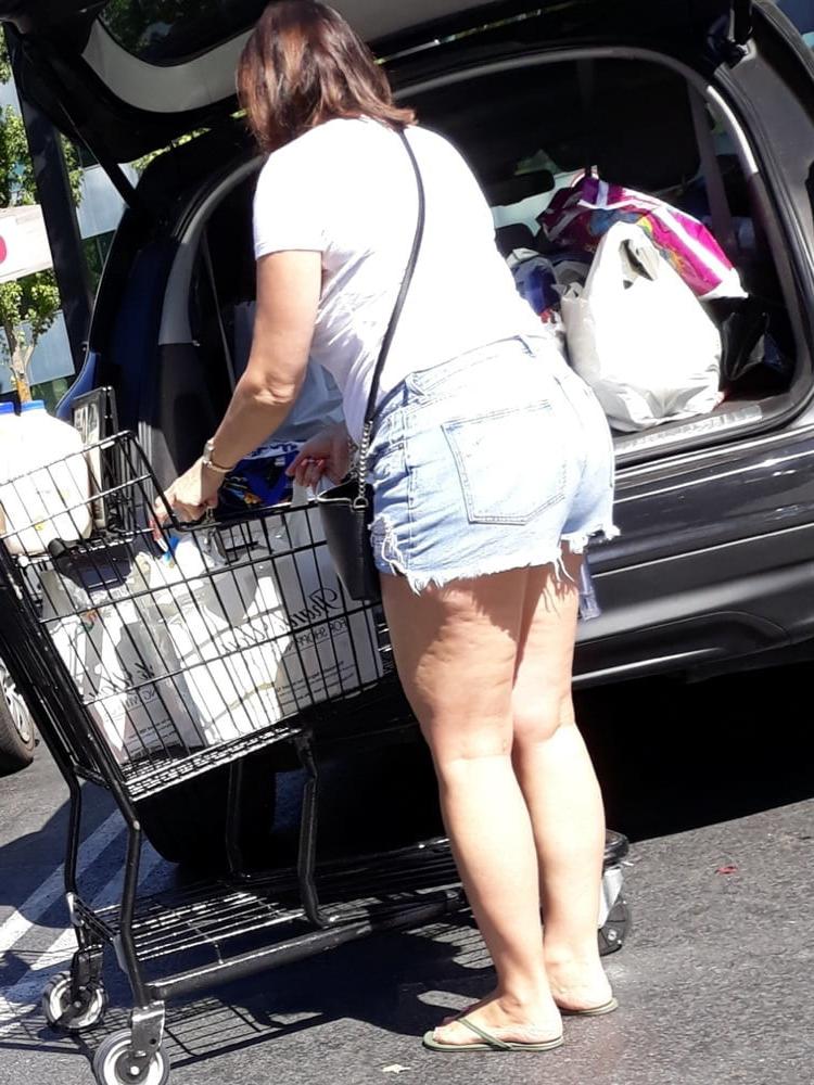 14P Sexy Milf Candid Booty Legs Feet