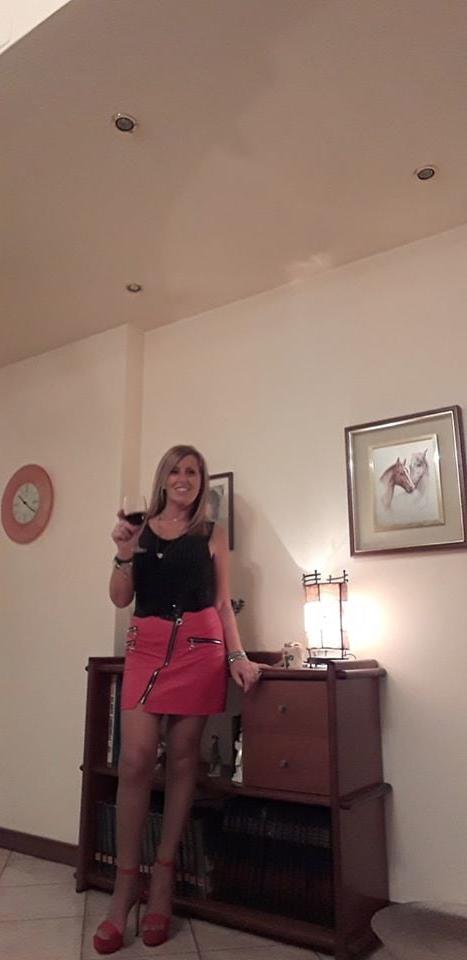 25P sexy blonde mom