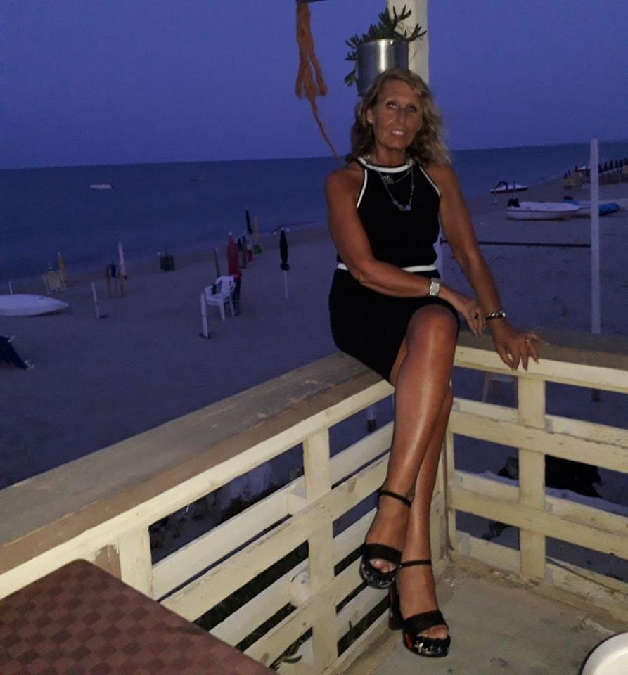 25P sexy blonde mom