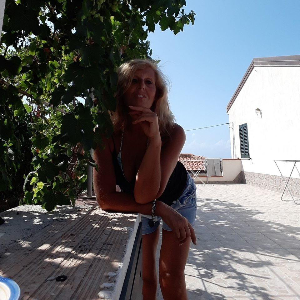25P sexy blonde mom