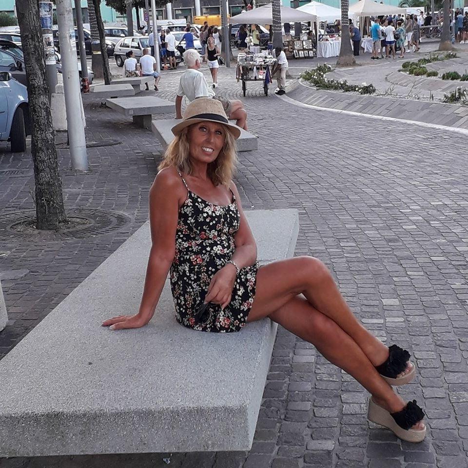 25P sexy blonde mom