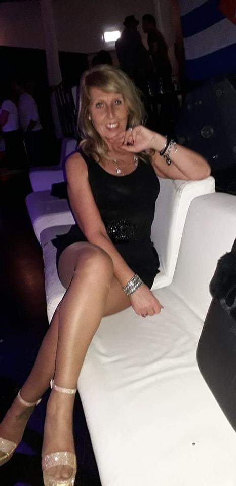 25P sexy blonde mom