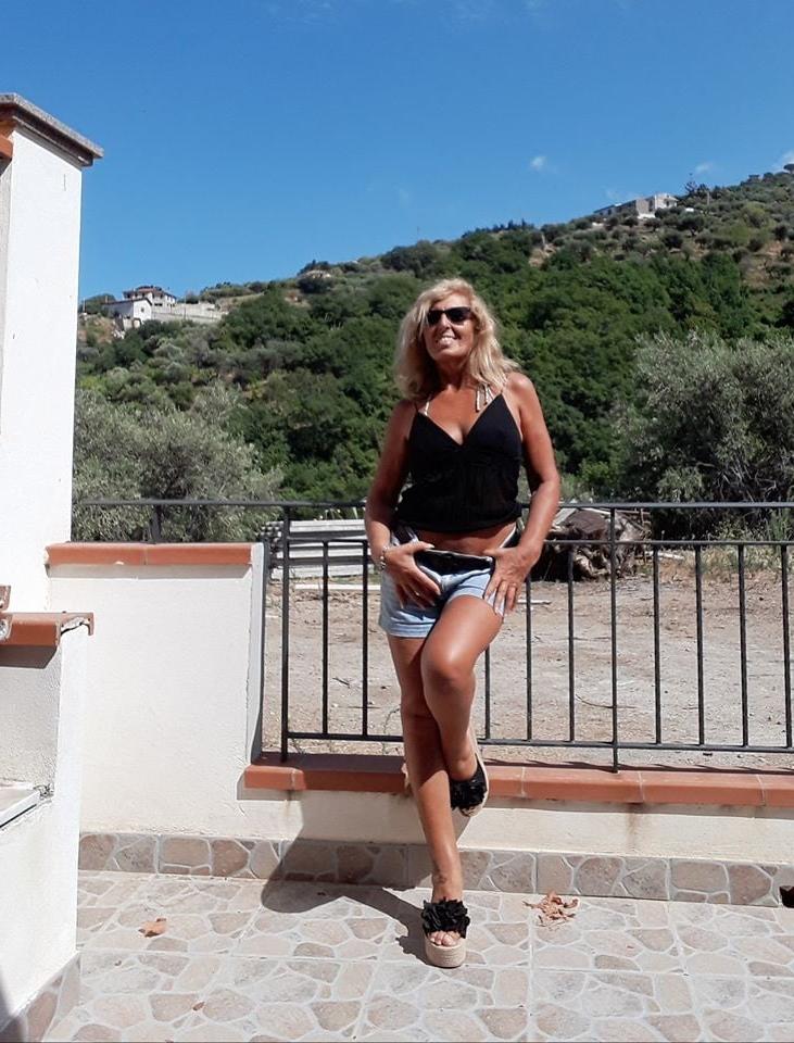 25P sexy blonde mom