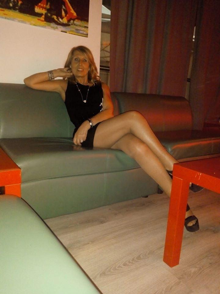 25P sexy blonde mom