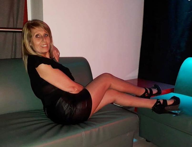 25P sexy blonde mom