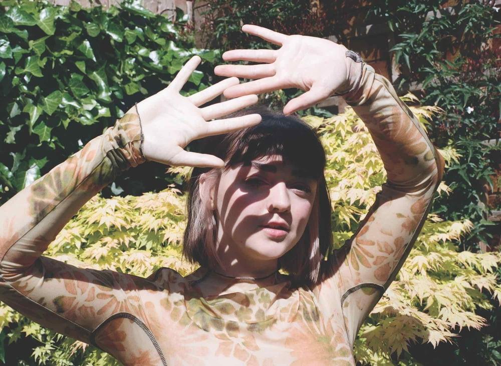 22P Cum to Maisie Williams 07