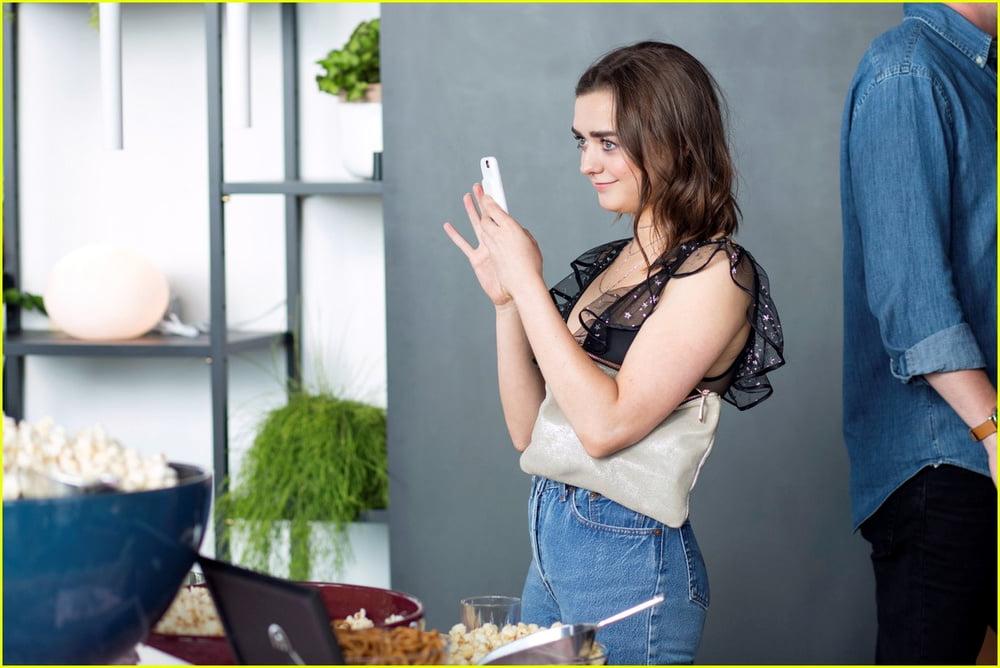 22P Cum to Maisie Williams 07