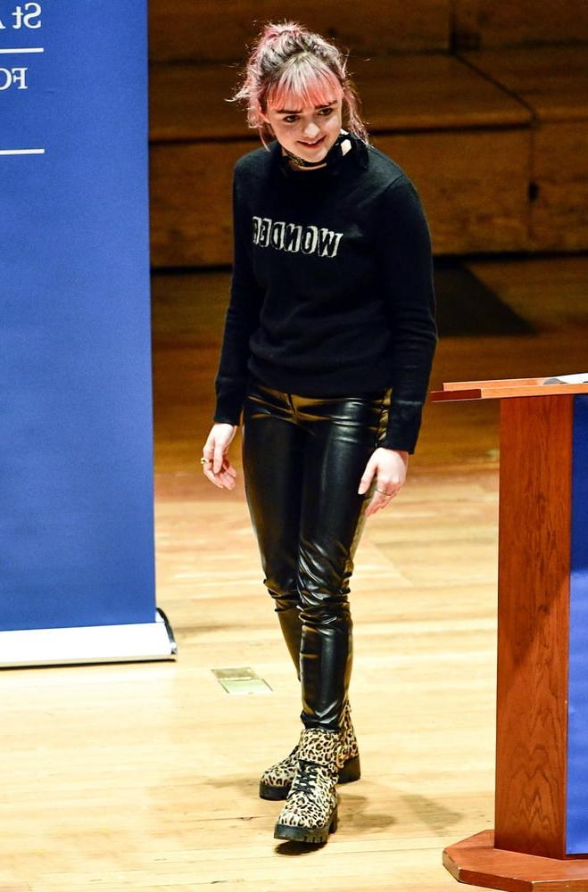 22P Cum to Maisie Williams 07
