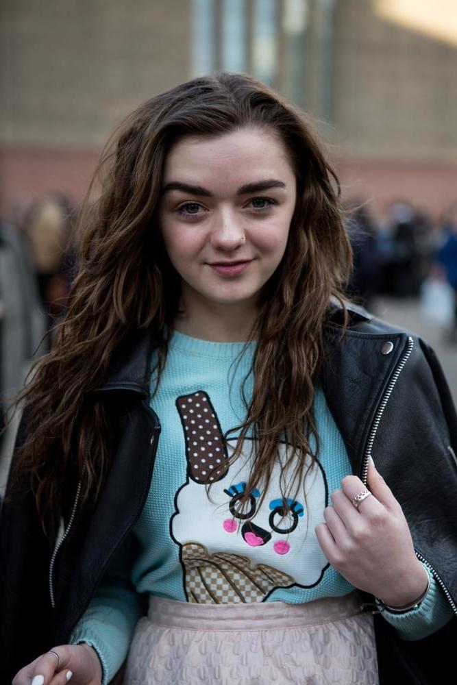 22P Cum to Maisie Williams 07