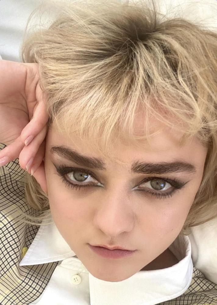 22P Cum to Maisie Williams 07