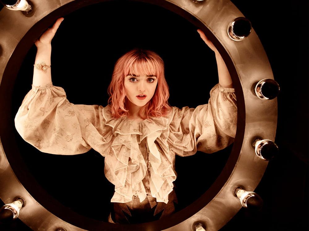 22P Cum to Maisie Williams 07