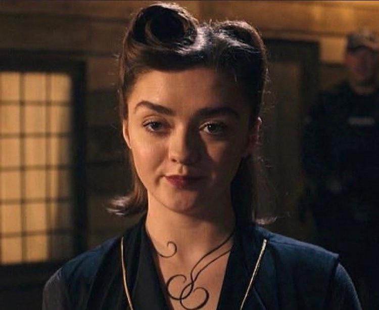 22P Cum to Maisie Williams 07