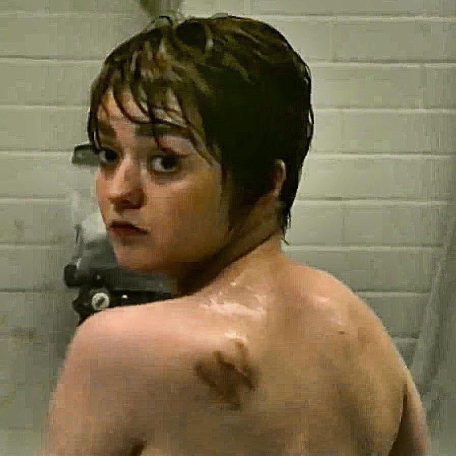 22P Cum to Maisie Williams 07
