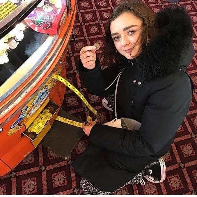 22P Cum to Maisie Williams 07