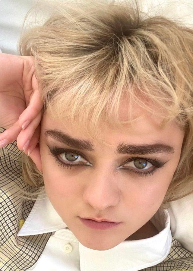 22P Cum to Maisie Williams 07