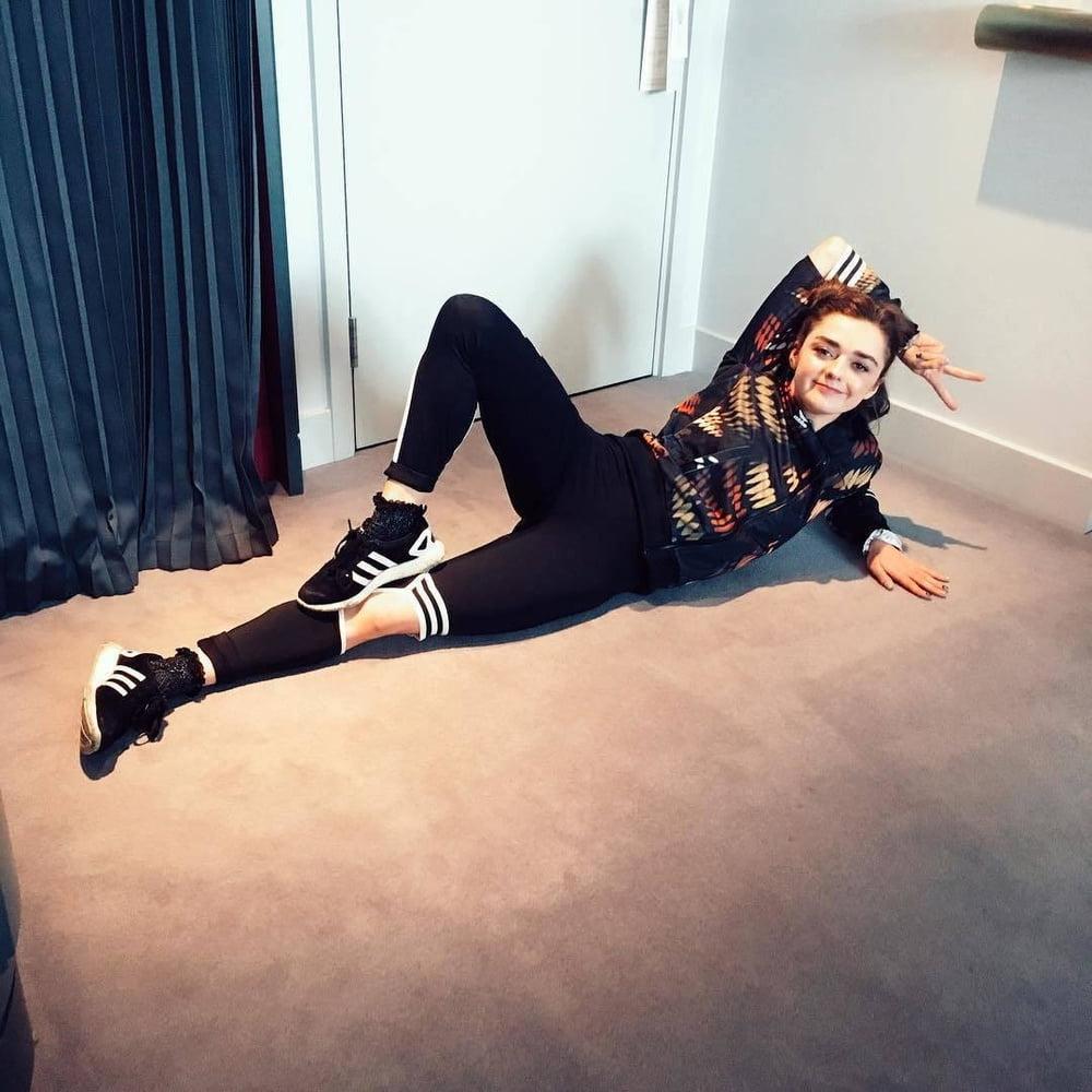 22P Cum to Maisie Williams 07
