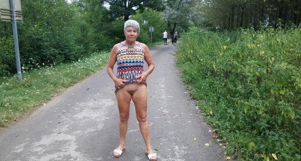 25P geile Oma ohne Hoeschen