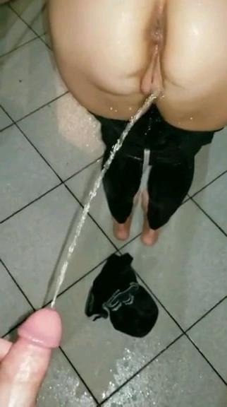 25P Ha pisciato nel culo di una mia amica
