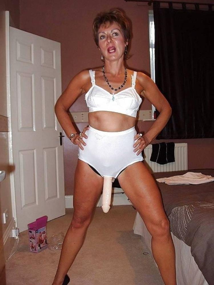25P Women Wearing Strap-on 012