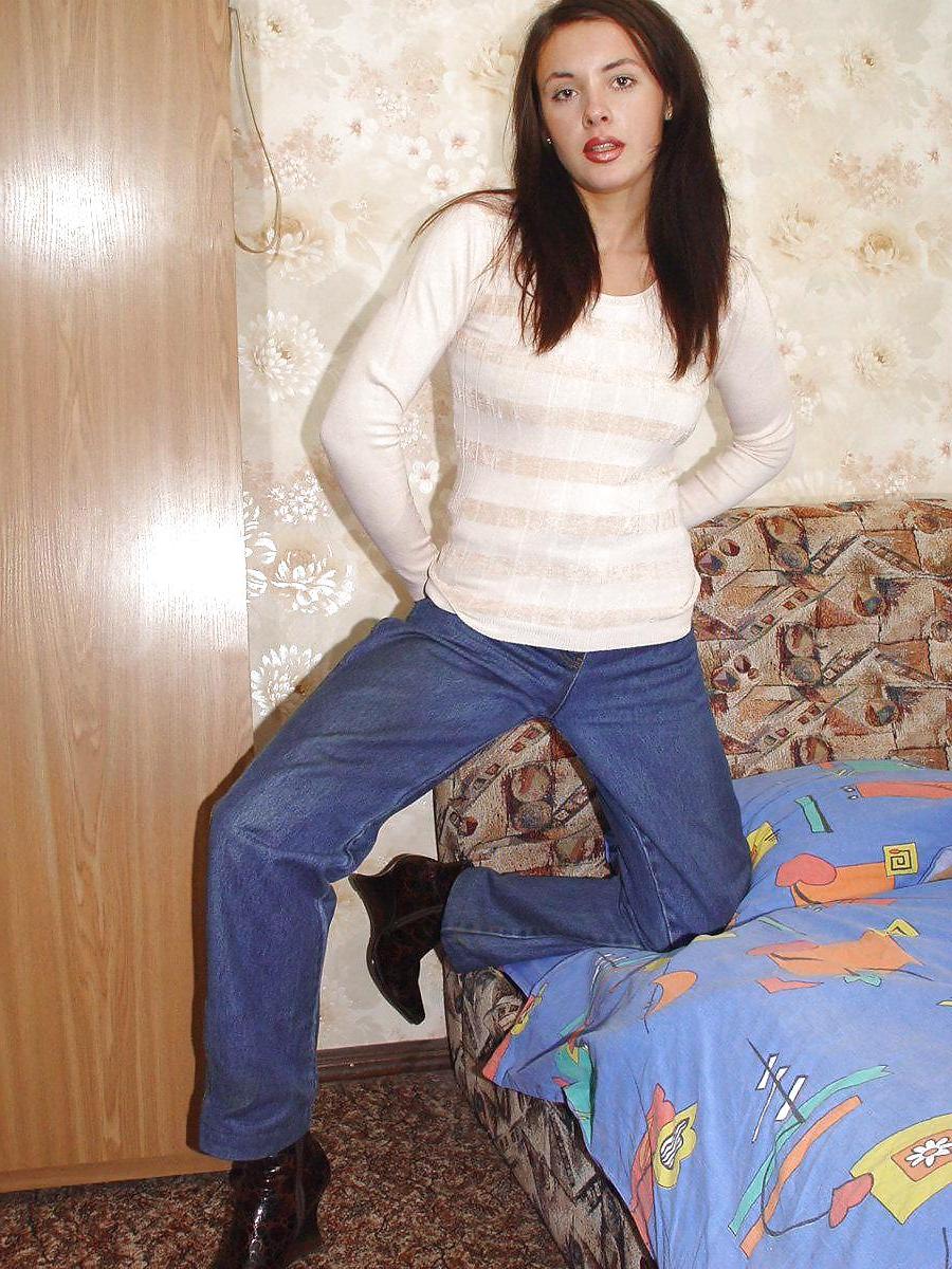 25P BUSTY ANNA - STRIPPING