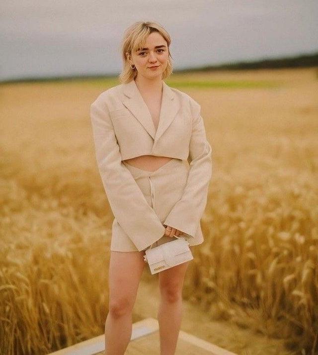 10P Cum to Maisie Williams 06