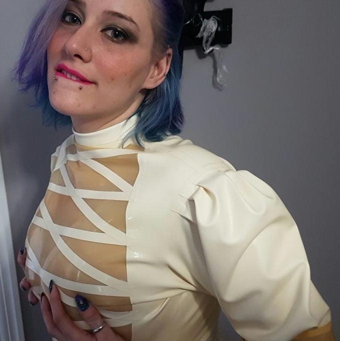 25P Sexy Nurse - I'd cum in her.