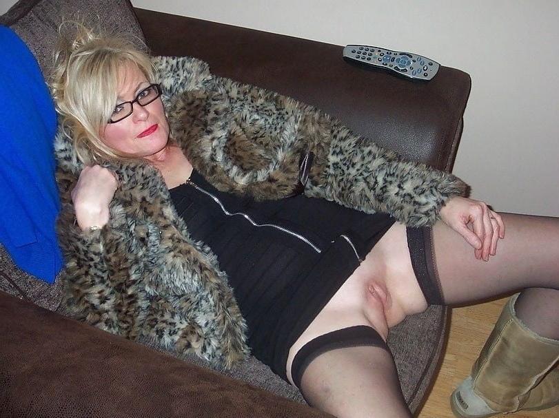14P Mom show me your Nylons 220