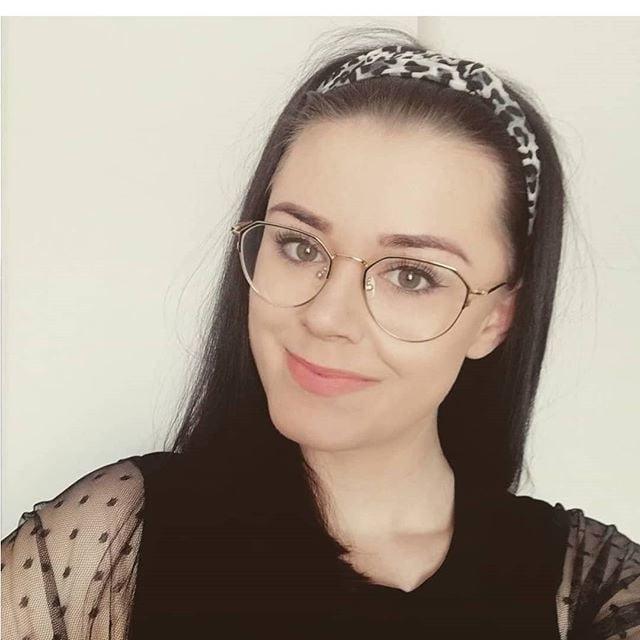 10P Nikola - young polish mom