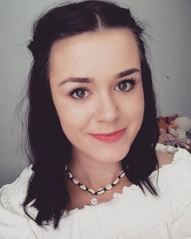 10P Nikola - young polish mom