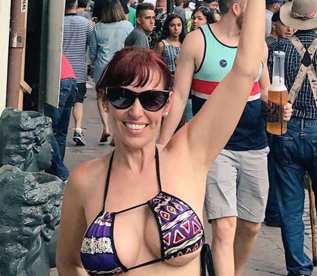 10P Mom Wants to Know if You Think She's Hot?