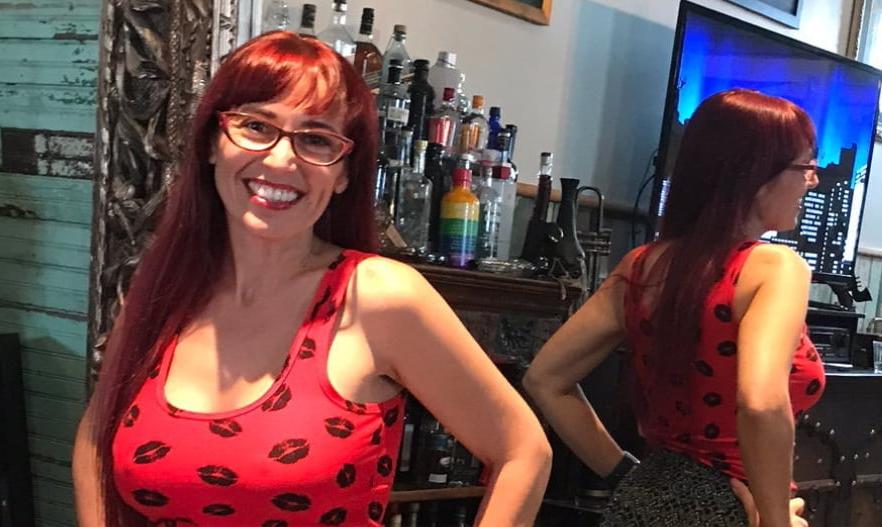 10P Mom Wants to Know if You Think She's Hot?