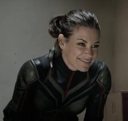 25P Evangeline Lilly Cum Material