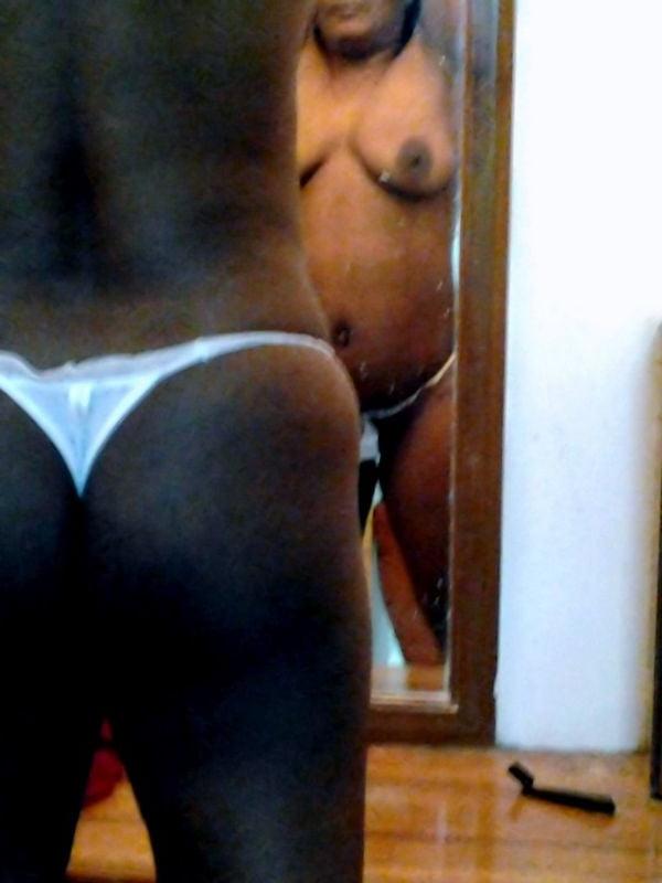 6P Hot pics of Sri Lankan Aunty showing her lovely tits &amp; Thong