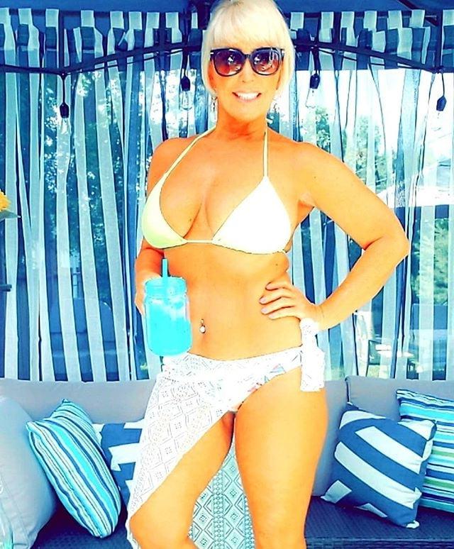 25P Pamela Ferguson 50 Year Old Stripper Jerk To Her Bikinis