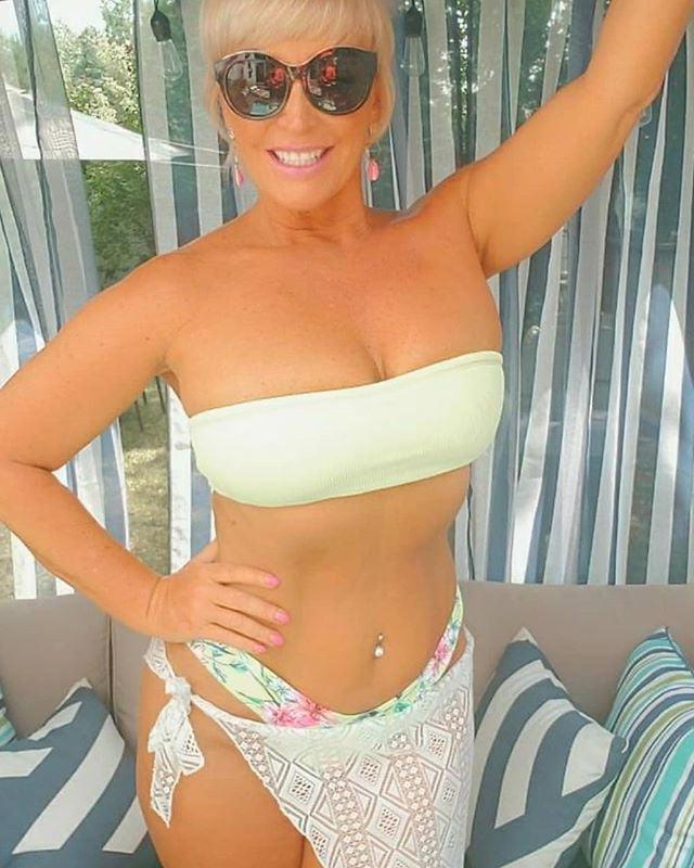25P Pamela Ferguson 50 Year Old Stripper Jerk To Her Bikinis