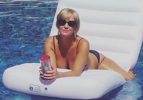 25P Pamela Ferguson 50 Year Old Stripper Jerk To Her Bikinis