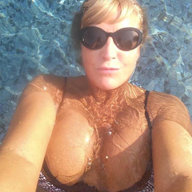 25P Pamela Ferguson 50 Year Old Stripper Jerk To Her Bikinis
