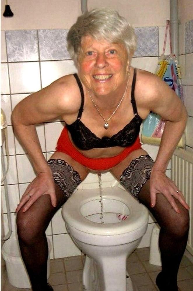 25P Older and hot 169 (Pissing)