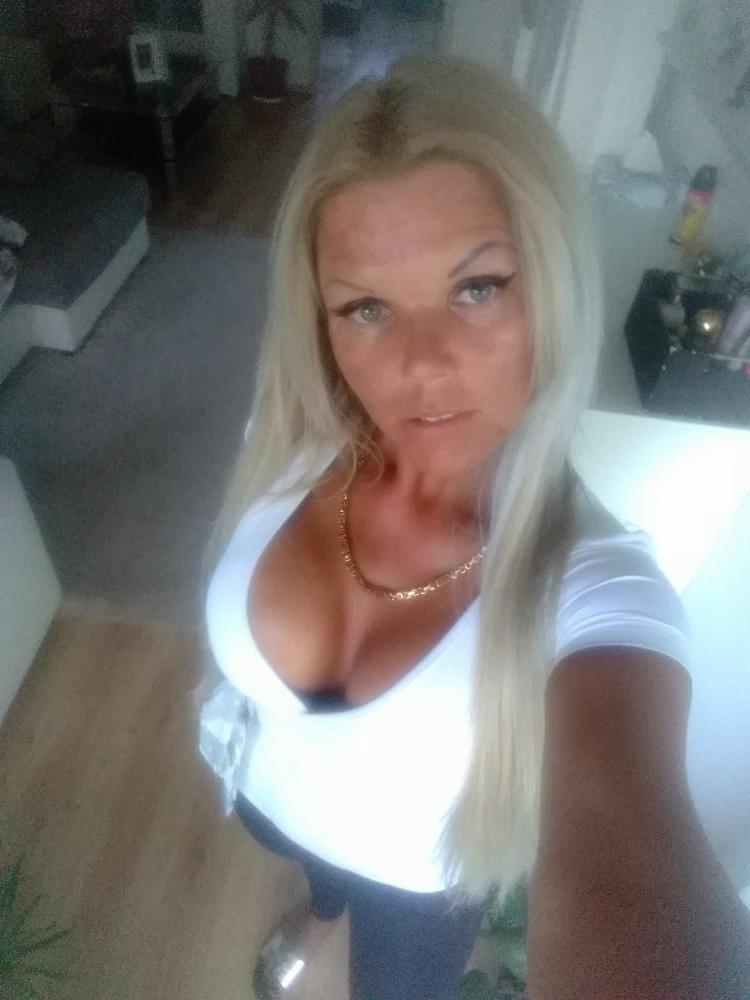 25P HUN MAGYAR SEXY MILF 77 GOLDDIGGER SLUT MOM
