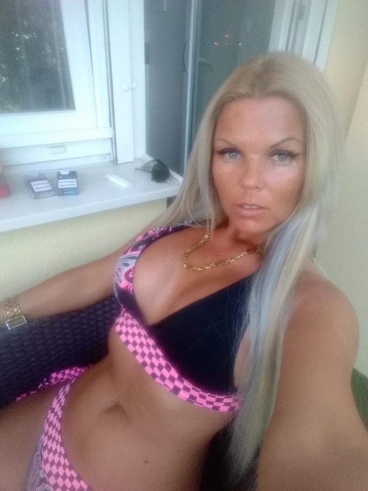 25P HUN MAGYAR SEXY MILF 77 GOLDDIGGER SLUT MOM