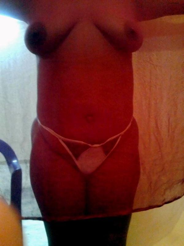 10P Hot pics of Sri Lankan Aunty showing her lovely tits