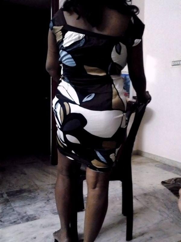 10P Hot pics of Sri Lankan Aunty showing her lovely tits