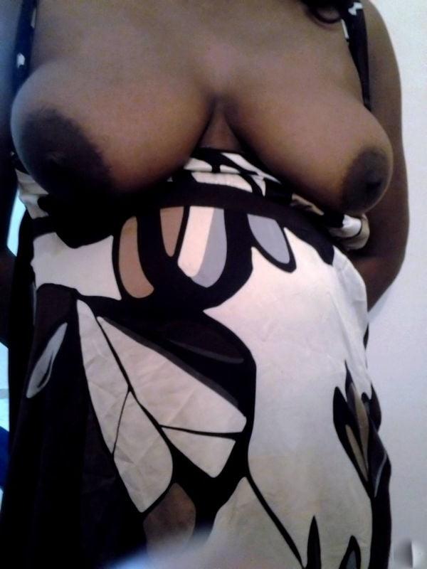 10P Hot pics of Sri Lankan Aunty showing her lovely tits